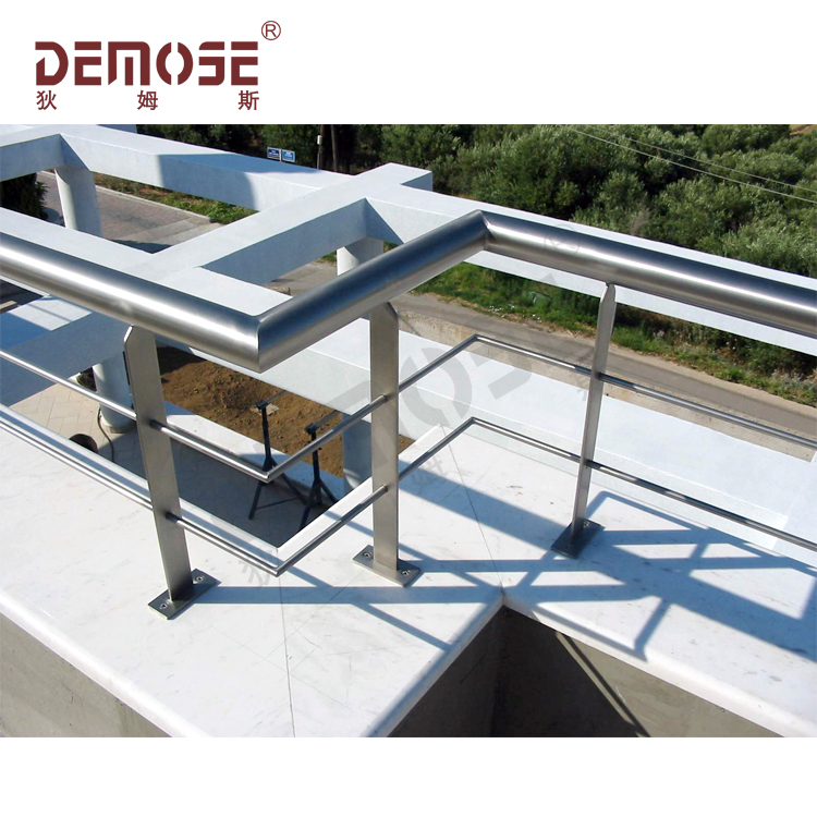 Demose Railing Manufacturer Teaches You How to Install Railings on top of the Retaining Wall