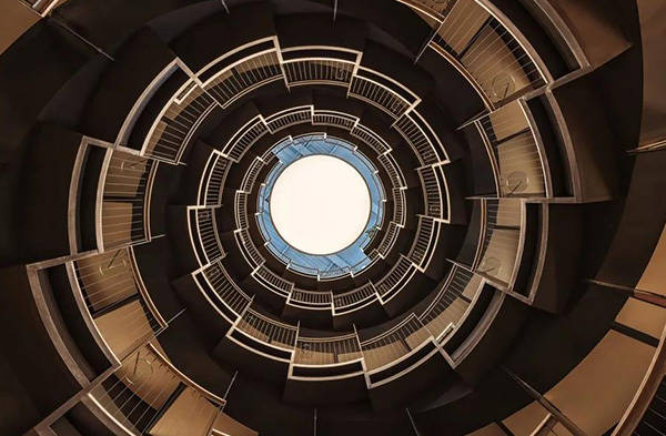 Spiral Staircases: The Eternal Classic Dancing Between Mechanics and Aesthetics