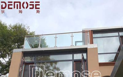 glass balcony guardrail